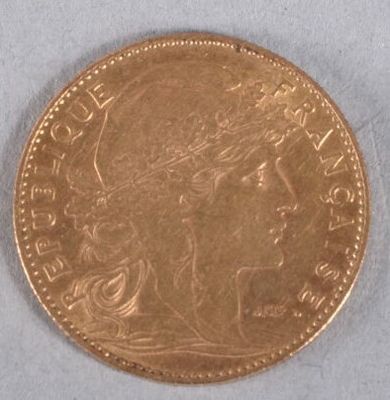 Gros plan sur une pièce d'or ornée d'une tête de femme