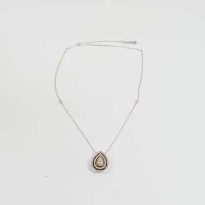 un collier en argent avec un pendentif en forme de larme au bout d'une chaîne