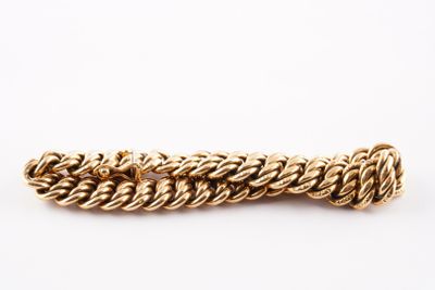 un bracelet en or au motif de corde torsadée