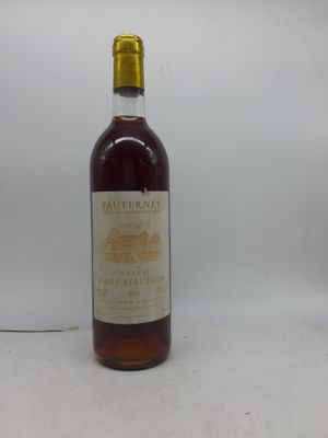l'image d'une bouteille de vin posée sur une table