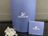 Figurine en cristal Swarovski, présentée dans un coffret cadeau bleu