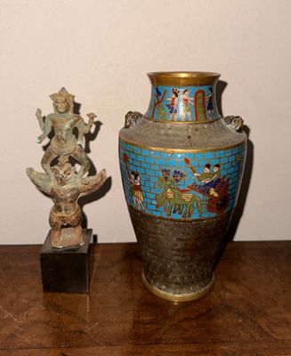 deux vases posés sur une table en bois