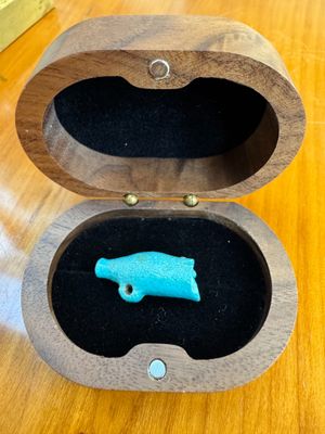 Fragment d'amulette en céramique émaillée turquoise en forme…