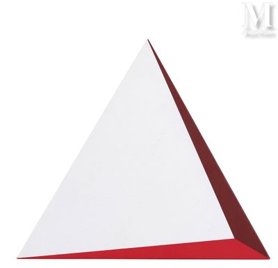 une pyramide en papier rouge et blanc sur fond blanc