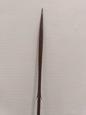 un petit couteau posé sur une table