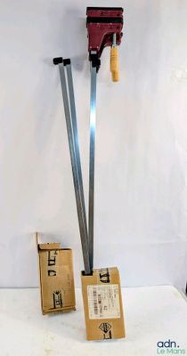 deux outils posés sur une table blanche