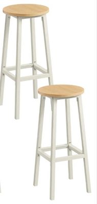 trois tabourets blancs avec des assises en bois sur fond blanc