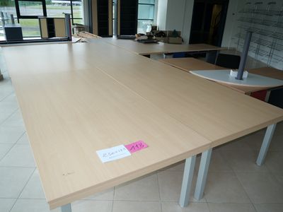 lot de 4 tables 250 X 125 et une table 180 X 80 , en l'état