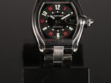gros plan d'une montre sur une surface noire