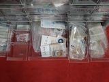 beaucoup d'argent dans un tiroir posé par terre