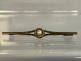 barrette plaquée or ornée d'une perle au centre