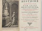 un livre ouvert sur lequel figure l'image d'un homme debout devant une statue