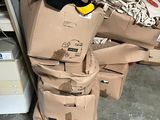 pile de cartons empilés les uns sur les autres dans un entrepôt