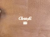 un ours en peluche assis sur une couverture marron