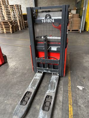un chariot élévateur à fourche garé dans un entrepôt