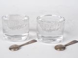 deux verres et une cuillère posés les uns à côté des autres