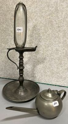 une théière en argent et une théière en argent posées sur une table