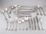 beaucoup de cuillères et de fourchettes en argent sur la table
