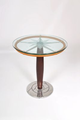une table en verre avec une base en bois et un plateau en verre