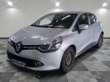 la voiture argentée est garée sur un sol en damier dans le garage