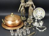 beaucoup d'objets en argent et en or sur la table