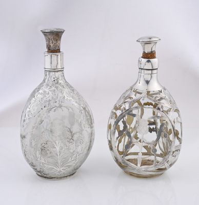 deux vases en verre posés l'un à côté de l'autre sur une surface blanche