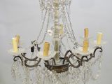 un gros plan d'un lustre orné de bougies