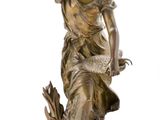 une image d'une statue en bronze représentant une femme tenant un oiseau