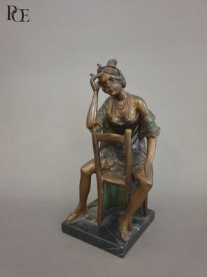 Ecole du XXe siècle, Jeune femme assise sur une chaise à l'e… - Photo 1