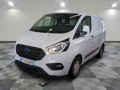 la camionnette blanche est garée sur le sol en damier d'un garage