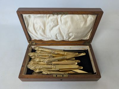 a wooden box with a bunch of knives inside of it