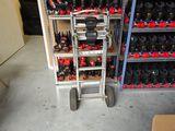 de nombreuses bouteilles de bière sur les étagères de la pièce