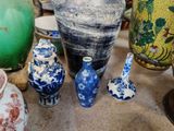 de nombreux vases posés sur une table