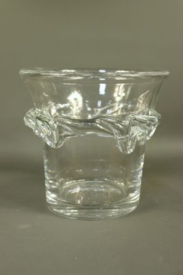 un vase en verre transparent orné d'un motif floral