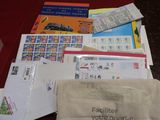 un sac de courrier posé sur une table à côté d'un sac de timbres
