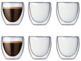 un ensemble de six tasses en verre remplies de café sur fond blanc