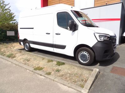 une camionnette blanche garée devant un bâtiment