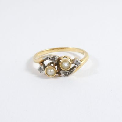 Gros plan sur une bague en or ornée de perles