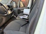 l'intérieur d'une camionnette dont le siège conducteur est rabattu