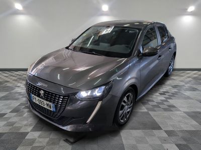 la photo d'une voiture grise garée dans une salle d'exposition