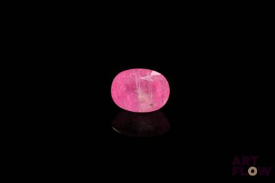 gros plan d'un diamant rose sur une surface noire