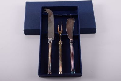2 couteaux et une fourchette en métal dans un coffret