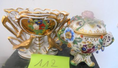 deux vases posés sur une table