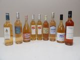 plusieurs bouteilles de vin sont alignées sur une table