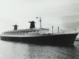 photographie en noir et blanc d'un grand paquebot de croisière à l'eau