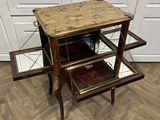 une table en bois surmontée de trois étagères en verre