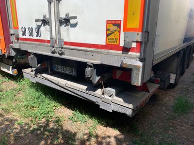 un camion garé sur le côté de la route