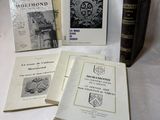plusieurs livres sont posés sur une table recouverte d'une nappe blanche