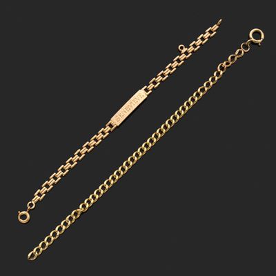 un bracelet en chaîne d'or orné d'une barre