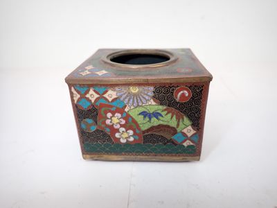 une boîte de mouchoirs ornée d'un motif sur un fond blanc